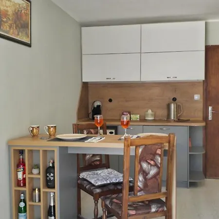 Cozy Near The Park With Huge Verandah Free Parking