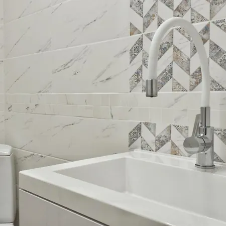 Cozy Near The Park With Huge Verandah Free Parking *