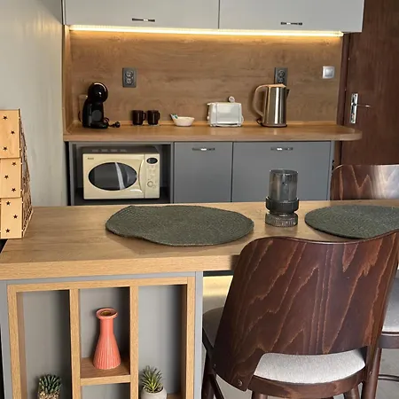 Cozy Near The Park With Huge Verandah Free Parking Apartment *