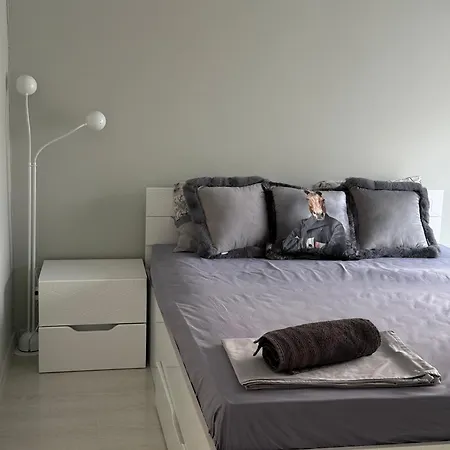 Cozy Near The Park With Huge Verandah Free Parking *