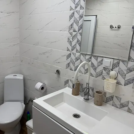 Cozy Near The Park With Huge Verandah Free Parking