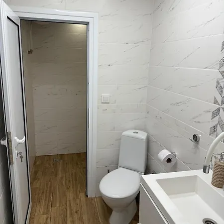 Cozy Near The Park With Huge Verandah Free Parking Apartament