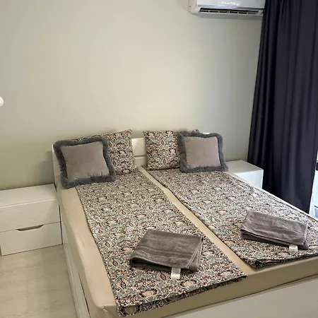 Cozy Near The Park With Huge Verandah Free Parking Apartament *