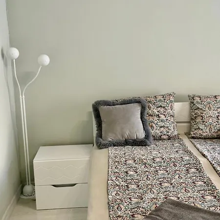 Apartament Cozy Near The Park With Huge Verandah Free Parking