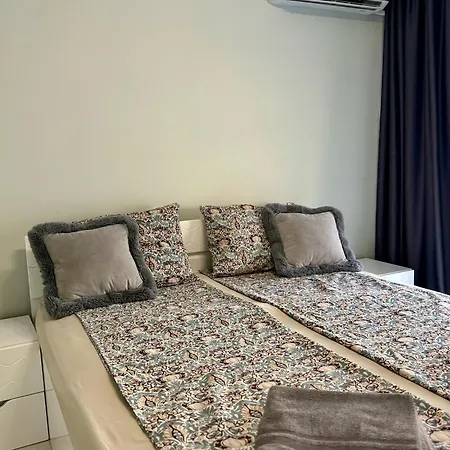 Apartament Cozy Near The Park With Huge Verandah Free Parking *
