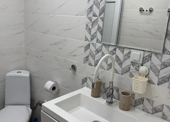 Cozy Near The Park With Huge Verandah Free Parking