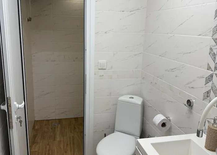 Cozy Near The Park With Huge Verandah Free Parking Apartment